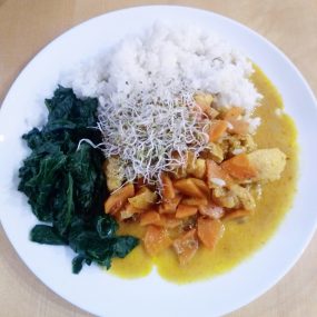 Poulet/carottes au curry + épinards frais + riz + graines germées